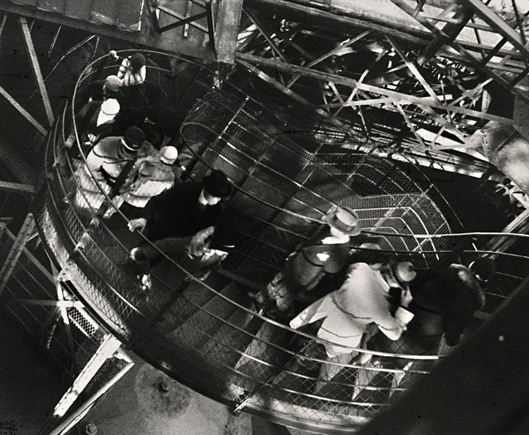 Ilse Bing - Le coup de vent, Tour Eiffel