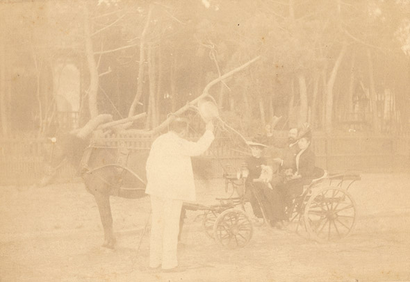 Anonymous - Zola Salutes Fernand Desmoulin, Jeanne Morilurie (sic) and Georgette Charpentier at Royan